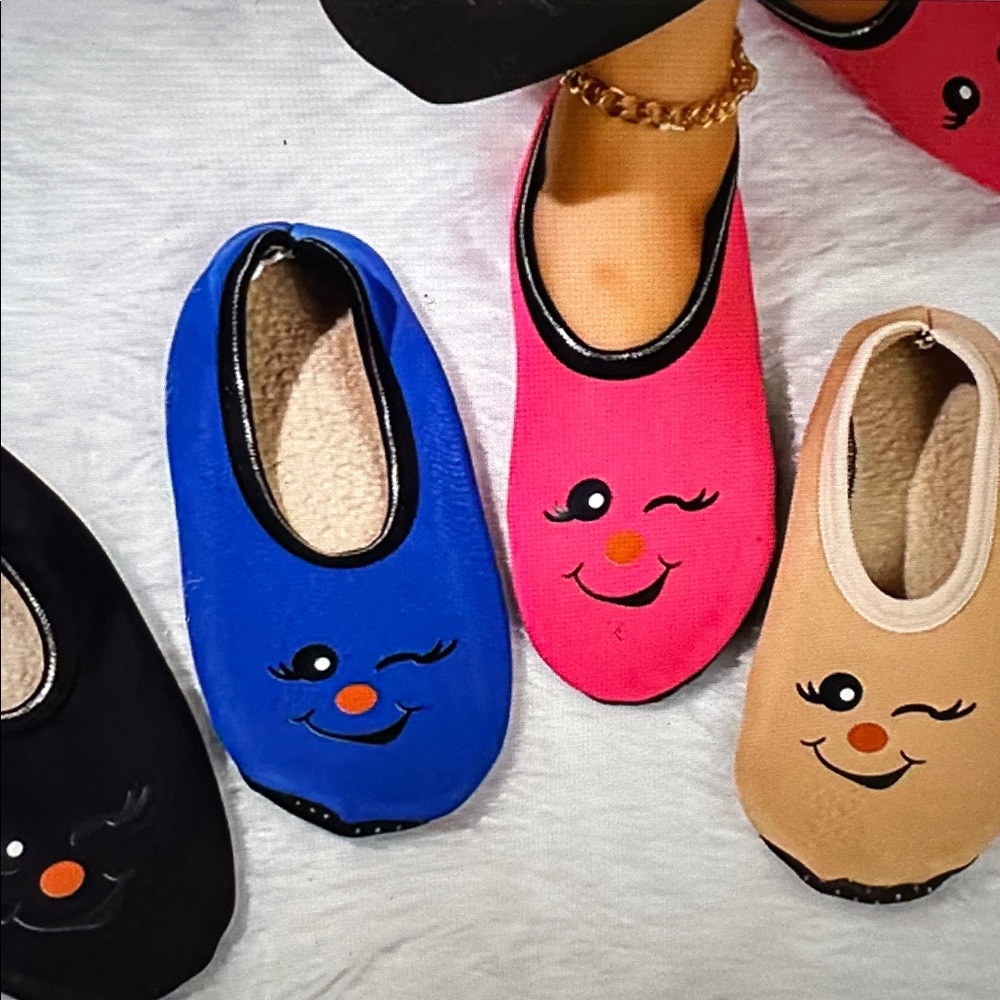 ❣️5|25❣️Cute Tan Smiley Face Slippers. 🆕 6.5-7 - Picture 2 of 2